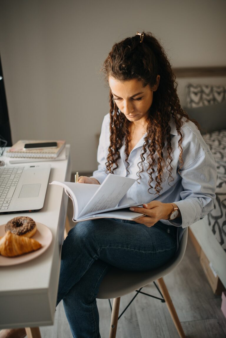 Une lycéenne consulte ses vœux d'orientation sur un ordinateur portable à son bureau