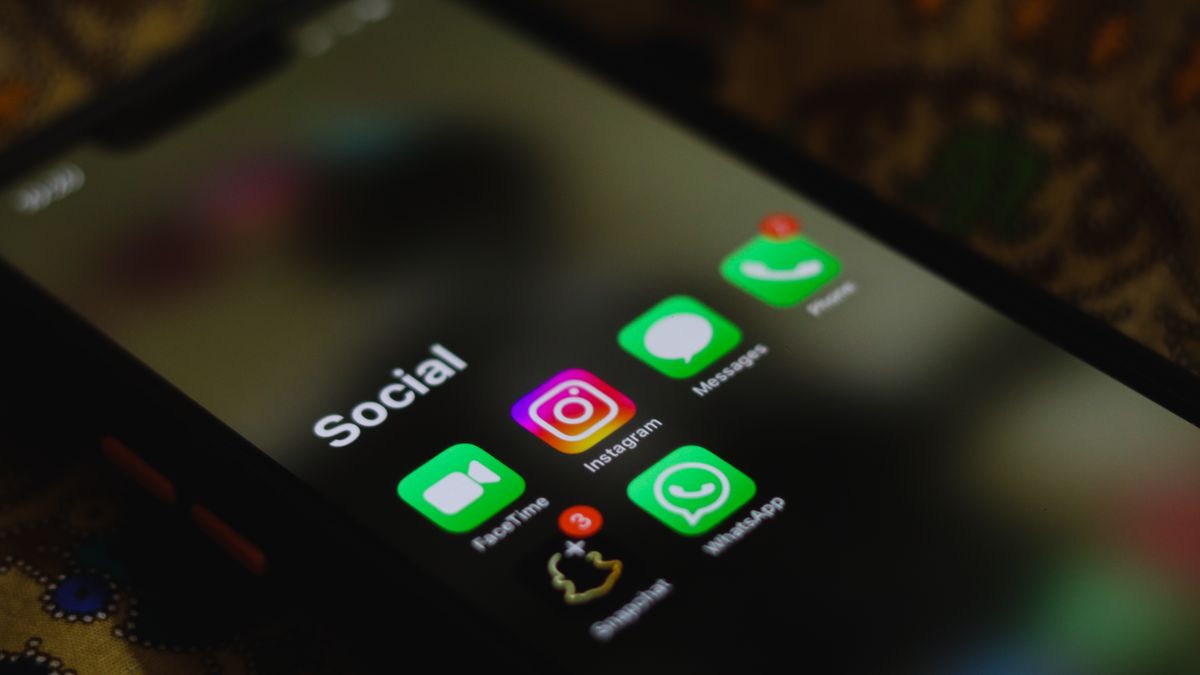 Smartphone affichant des applications de messagerie et de réseaux sociaux