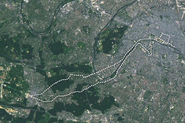 Vue aérienne d'une ville française sous le soleil pendant la canicule de juin