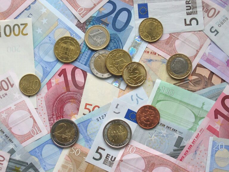 Billets et pièces en euros disposés en désordre sur une table