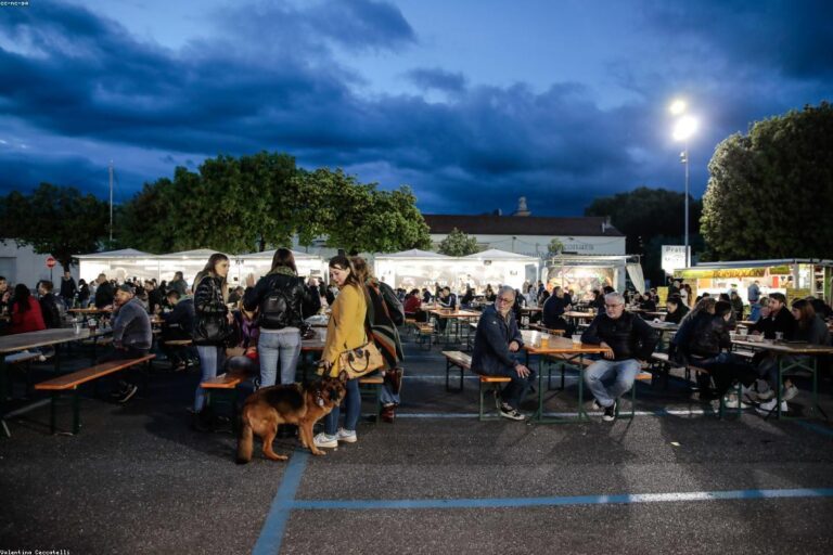 Concert de rue lors de la Fête de la musique au crépuscule dans une ville française