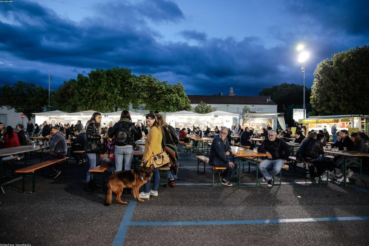 Concert de rue lors de la Fête de la musique au crépuscule dans une ville française