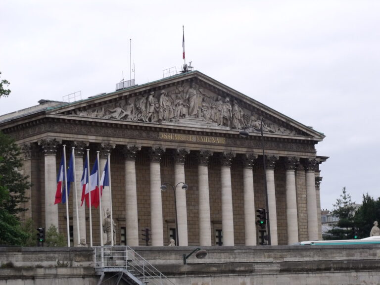 Façade d'un bâtiment gouvernemental français avec drapeau tricolore