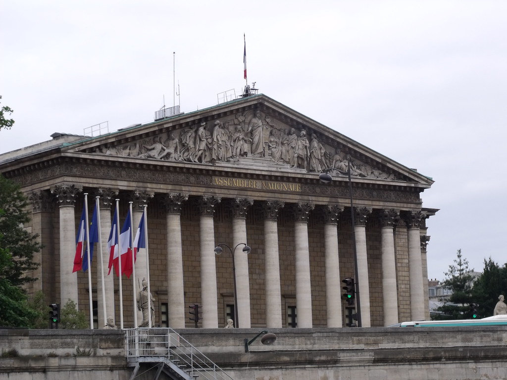 Façade d'un bâtiment gouvernemental français avec drapeau tricolore