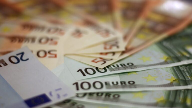 Billets et pièces en euros illustrant la politique monétaire de la BCE