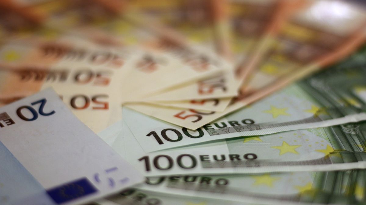 Billets et pièces en euros illustrant la politique monétaire de la BCE