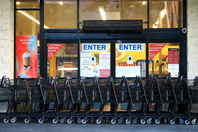 Client examinant son ticket de caisse dans un rayon de supermarché