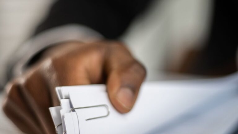 Dirigeant d'une petite entreprise française traitant des démarches administratives à son bureau