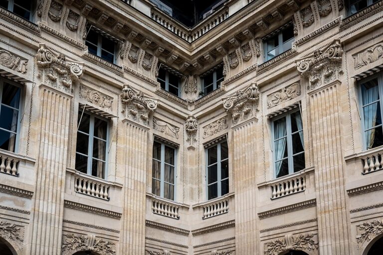Façade en pierre du Palais-Royal à Paris où siège le Conseil constitutionnel