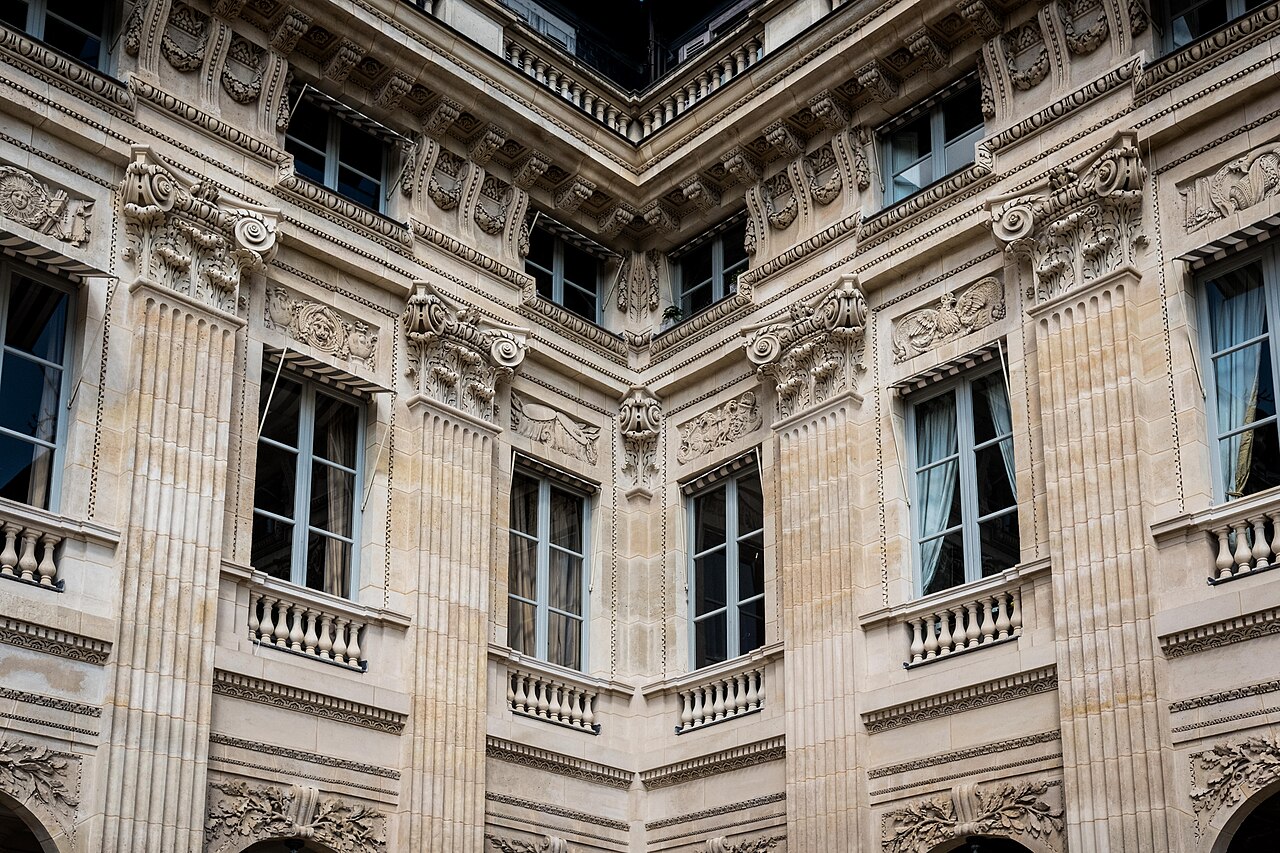 Façade en pierre du Palais-Royal à Paris où siège le Conseil constitutionnel