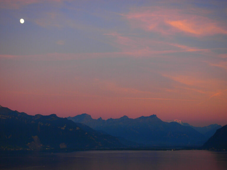 Le lac Léman et les Alpes au crépuscule, près d'Évian-les-Bains où se tient le sommet du G7