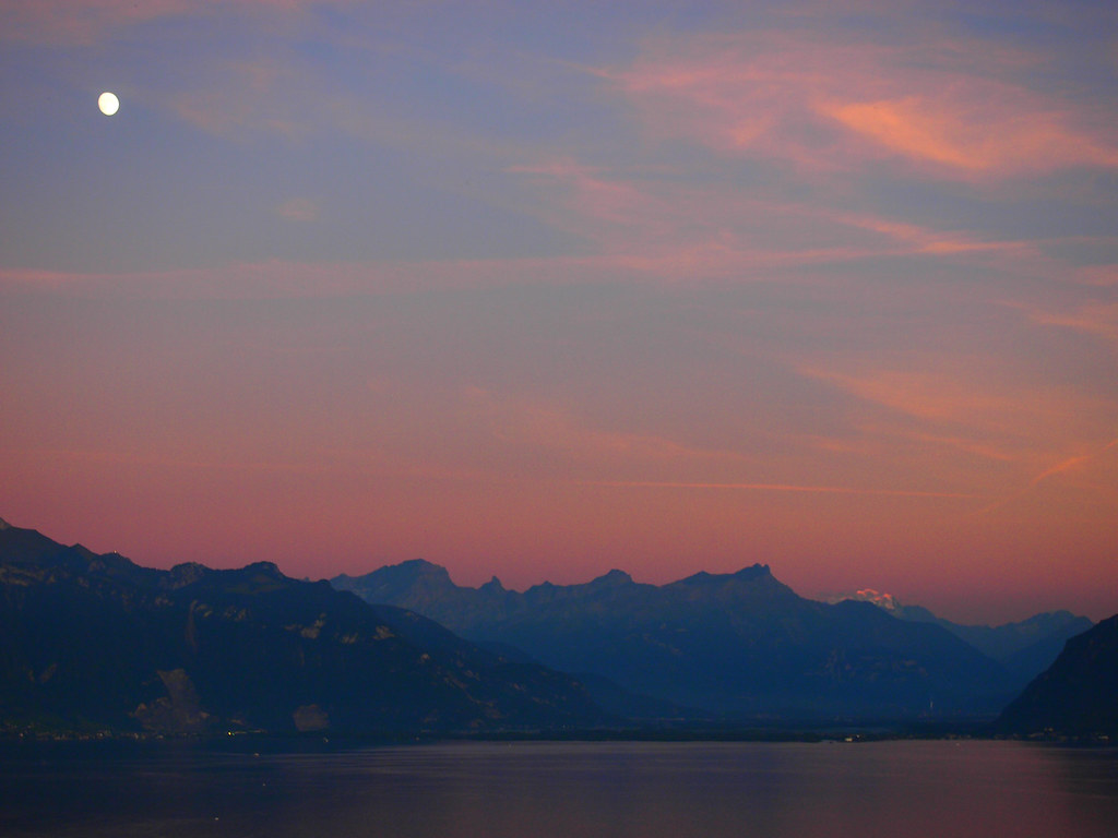 Le lac Léman et les Alpes au crépuscule, près d'Évian-les-Bains où se tient le sommet du G7