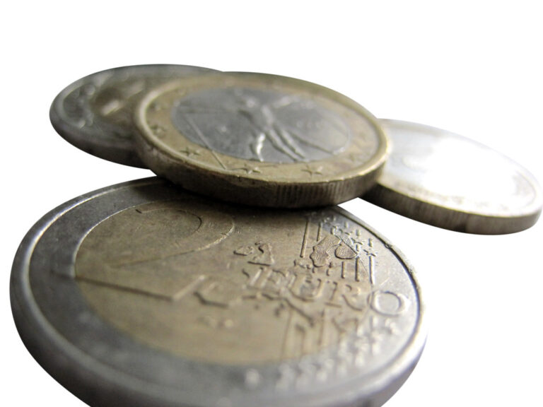 Pièces et billets en euros posés sur une table