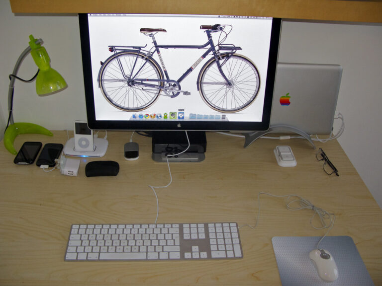 Bureau à domicile avec ordinateur portable illustrant le télétravail