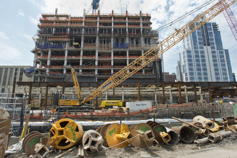 Chantier de construction d'immeubles de logements collectifs neufs avec grues en activite dans une ville francaise