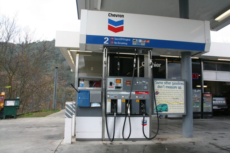Un pistolet de pompe à carburant dans le réservoir d'une voiture en station-service