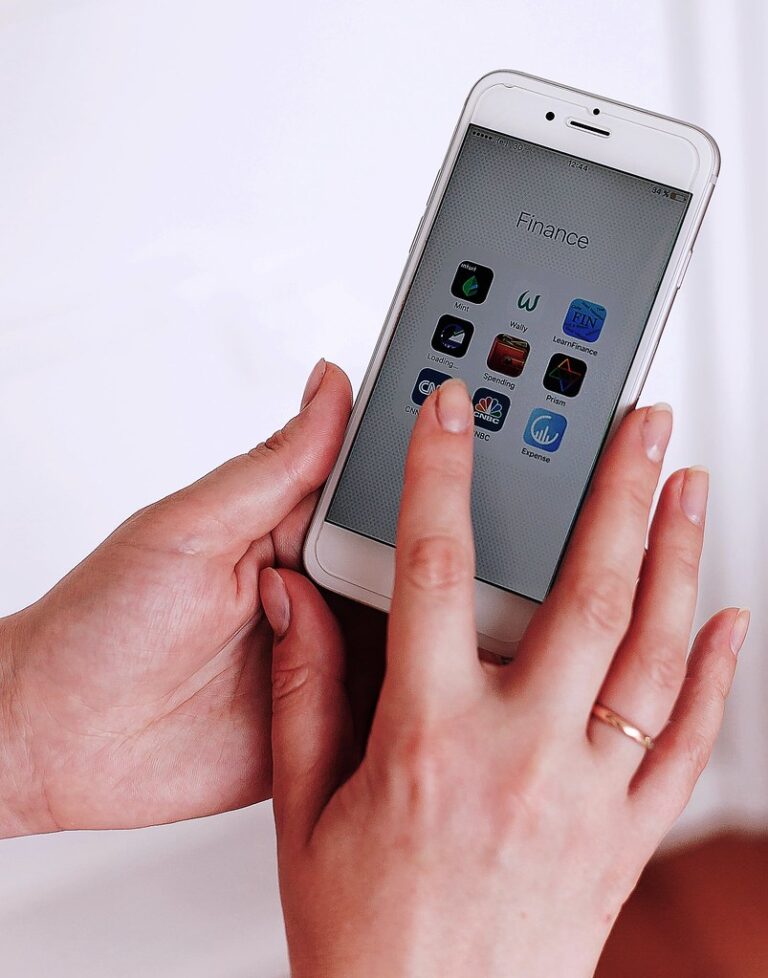Smartphone affichant des applications de réseaux sociaux