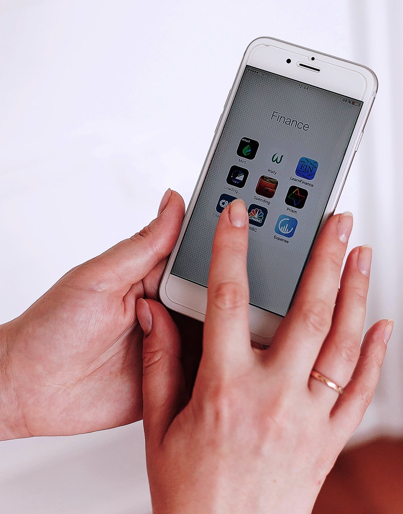 Smartphone affichant des applications de réseaux sociaux