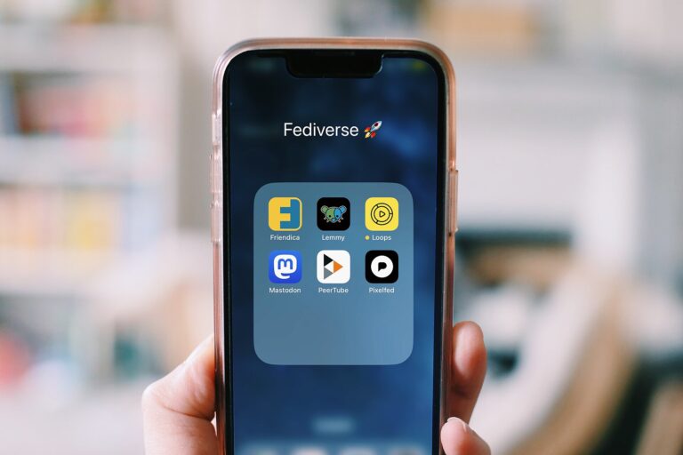 Une main tient un smartphone affichant des applications, illustrant le paiement par intelligence artificielle