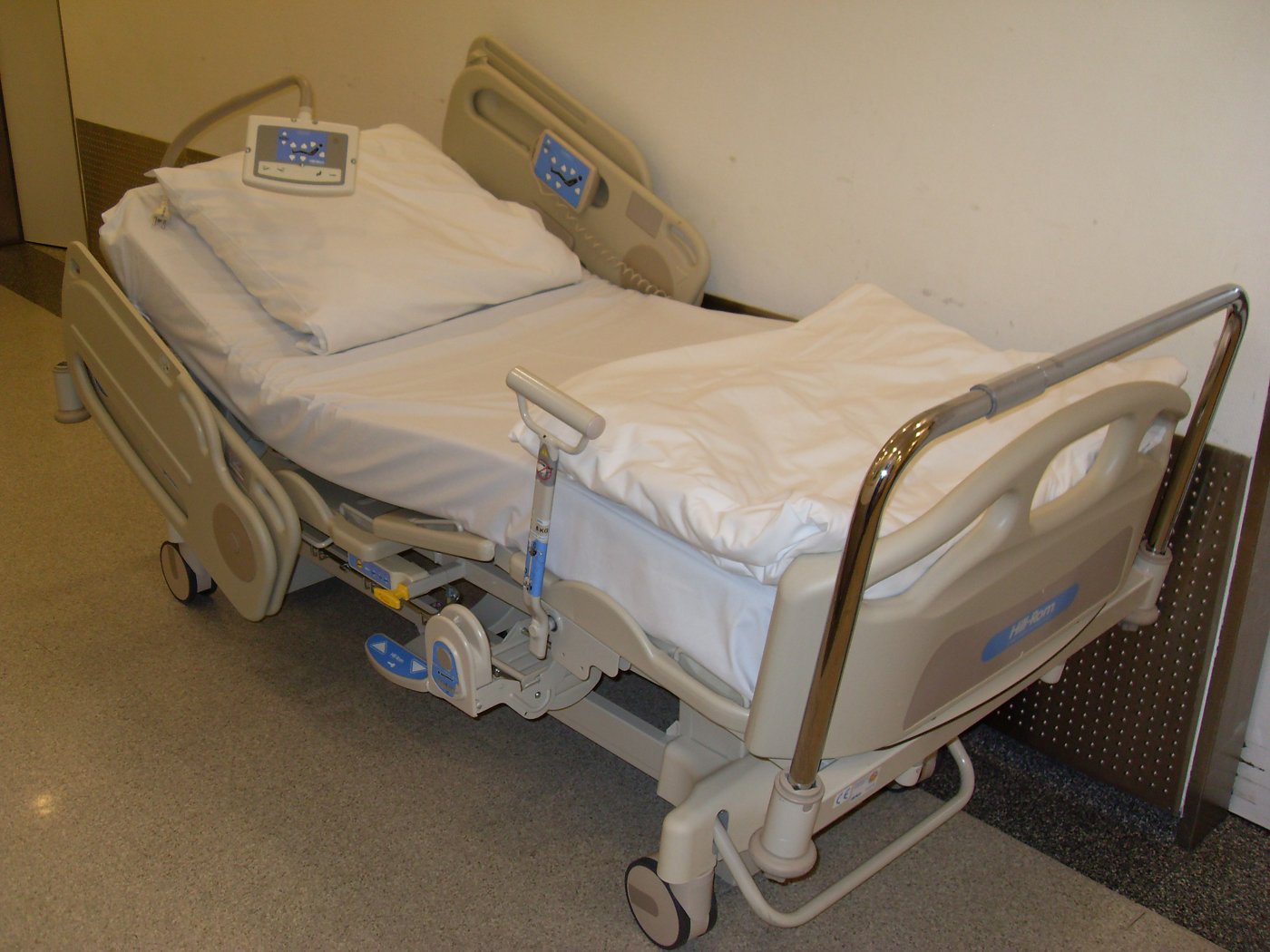 Lit d'hôpital dans une chambre pendant la canicule en France