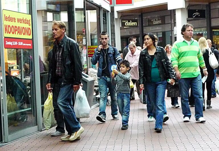 Rue commerçante animée avec des passants et des vitrines de magasins