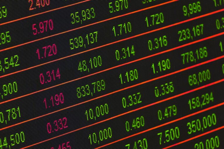 Calculatrice et billets en euros illustrant l'effort d'économies budgétaires demandé par Bercy