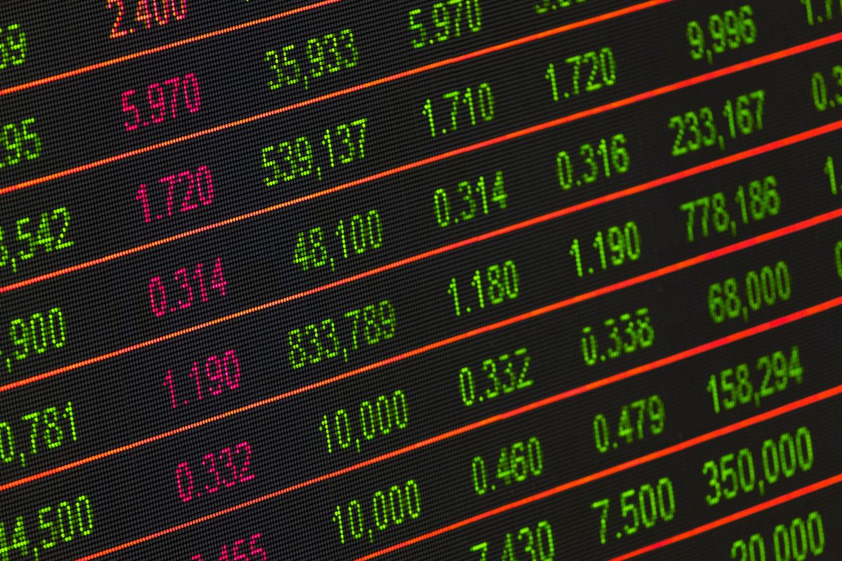 Calculatrice et billets en euros illustrant l'effort d'économies budgétaires demandé par Bercy
