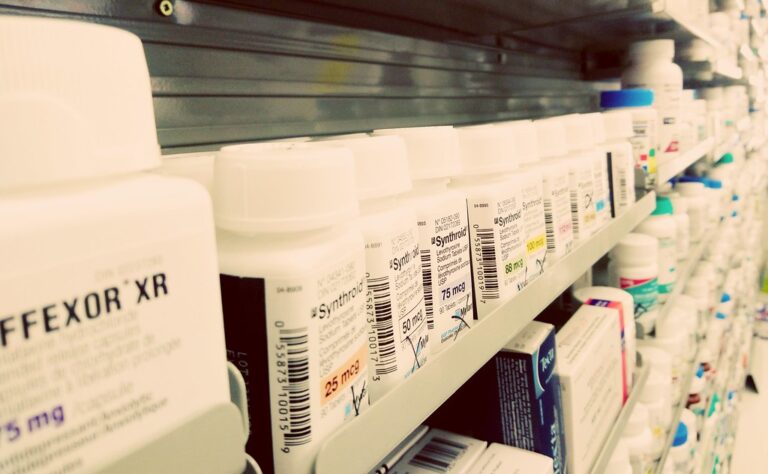 Boîtes de médicaments et ordonnance sur le comptoir d'une pharmacie