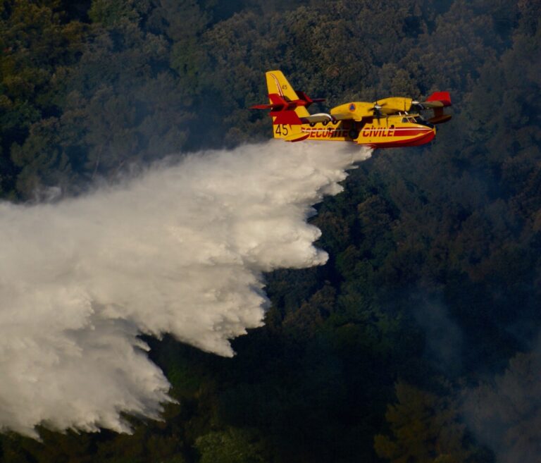 Un Canadair de la Sécurité civile largue de l’eau au-dessus d’une forêt en feu dans le sud de la France
