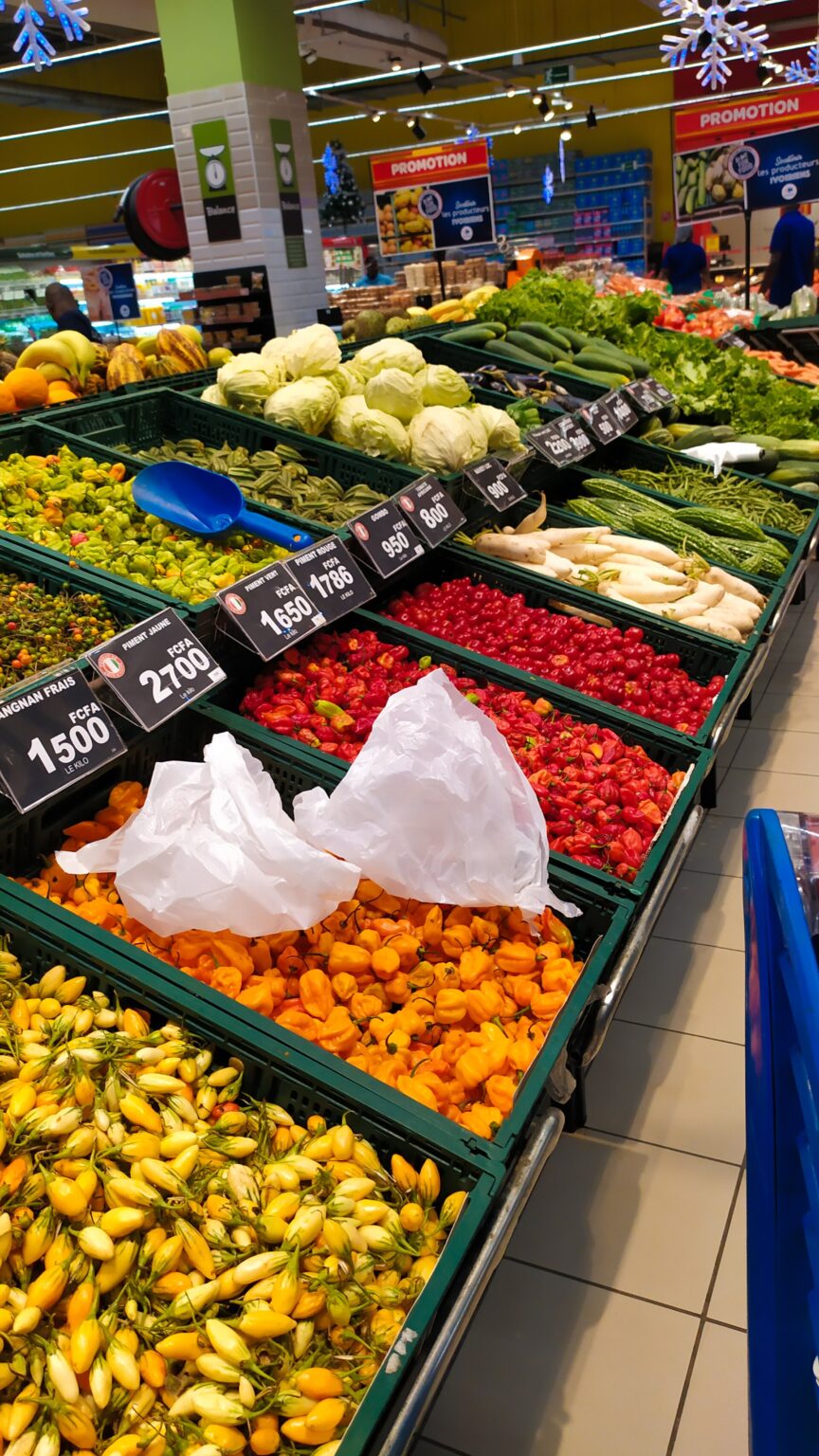 Rayon de fruits et légumes d’un supermarché avec étiquettes de prix