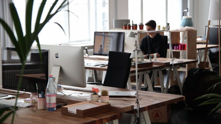 Quartier d’affaires aux tours de bureaux vitrées symbolisant les cadres et dirigeants de haut niveau en France
