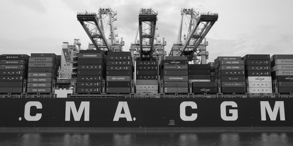 Porte-conteneurs en cours de chargement dans un port français, symbole du commerce extérieur