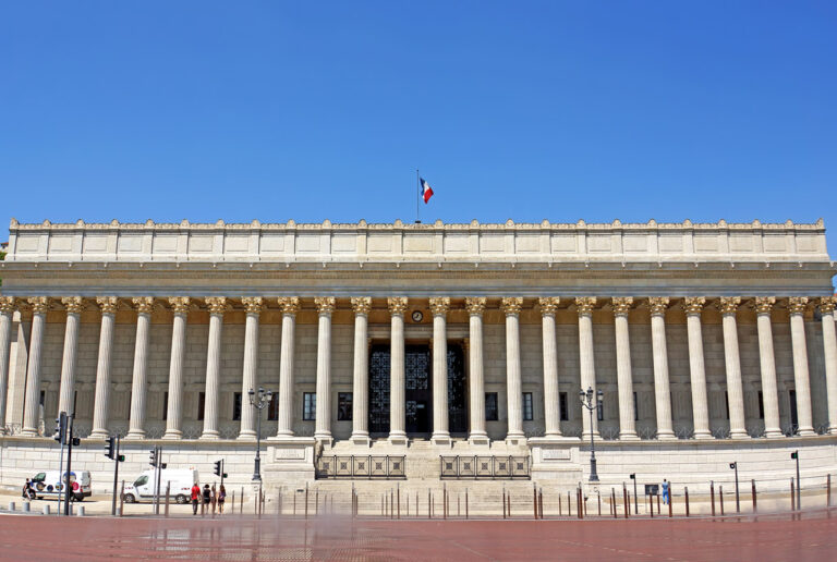 Façade institutionnelle d'un palais de justice français, illustrant le plan national de lutte contre le racisme