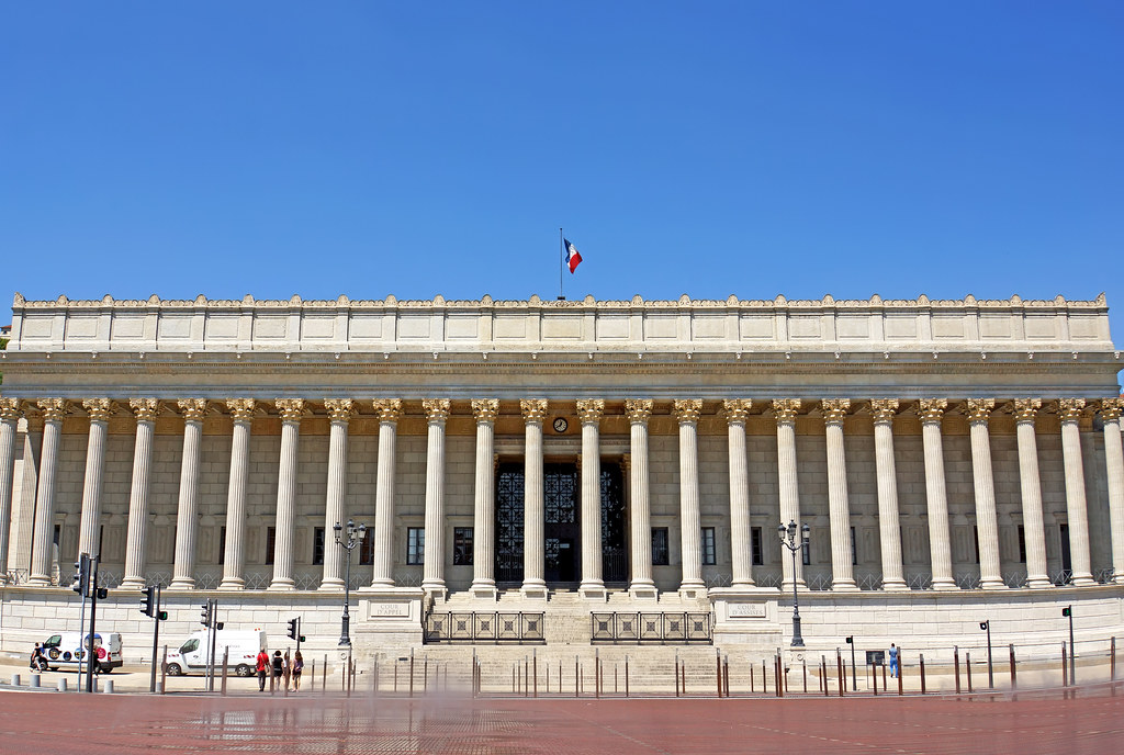 Façade institutionnelle d'un palais de justice français, illustrant le plan national de lutte contre le racisme