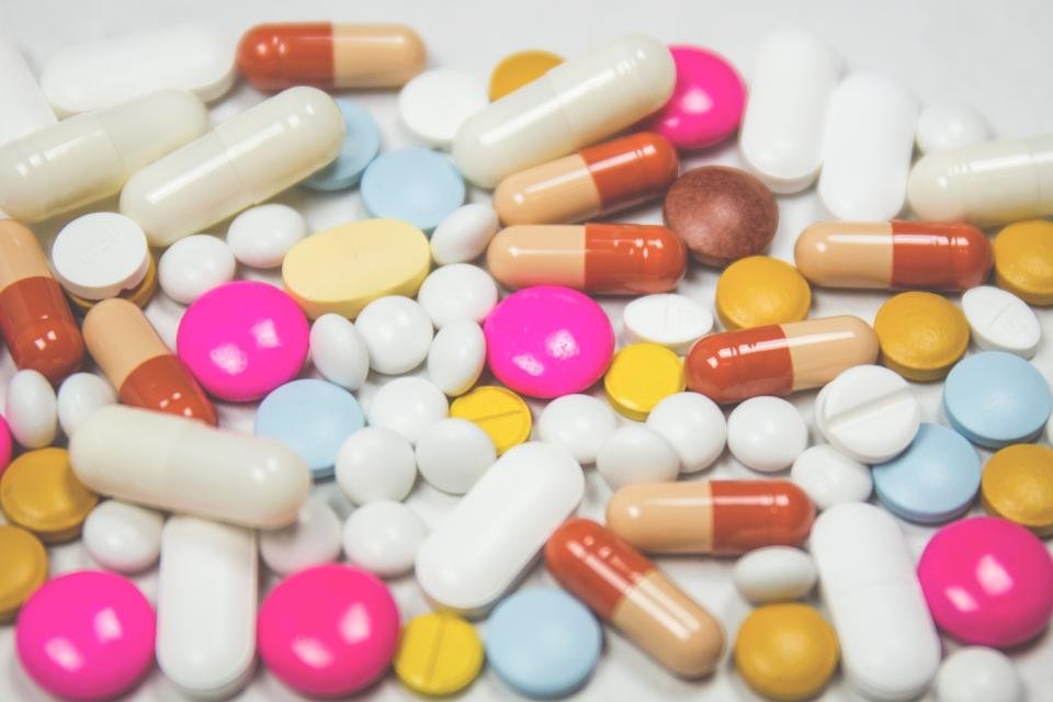 Boîtes de médicaments et plaquettes de comprimés sur un rayon de pharmacie