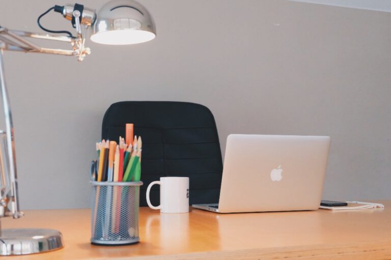 Professionnel consultant le réseau LinkedIn sur un ordinateur portable