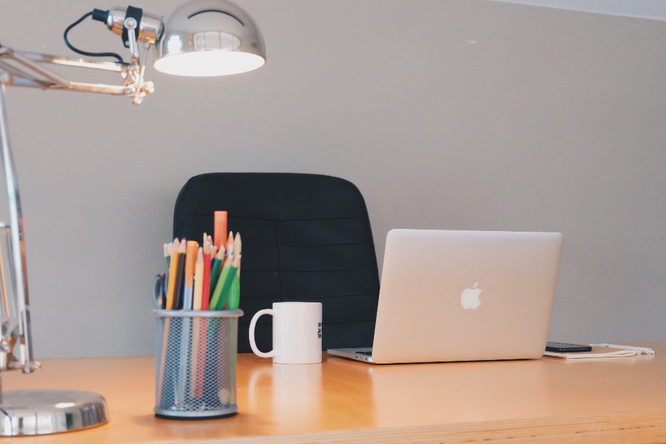 Professionnel consultant le réseau LinkedIn sur un ordinateur portable