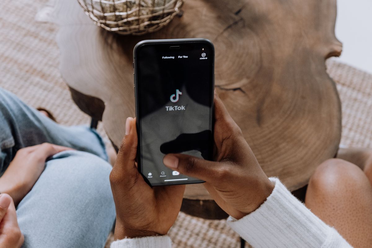 Smartphone affichant une application de reseau social avec une fonction de generation d'images par IA