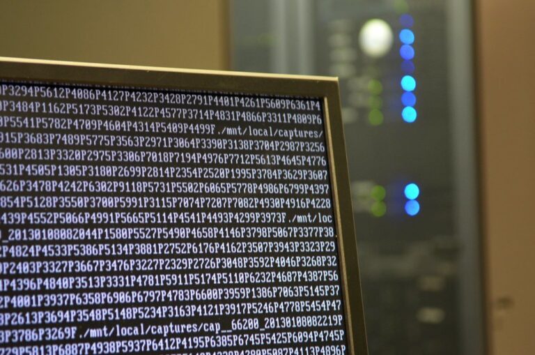 Allée de serveurs dans un centre de données d'intelligence artificielle