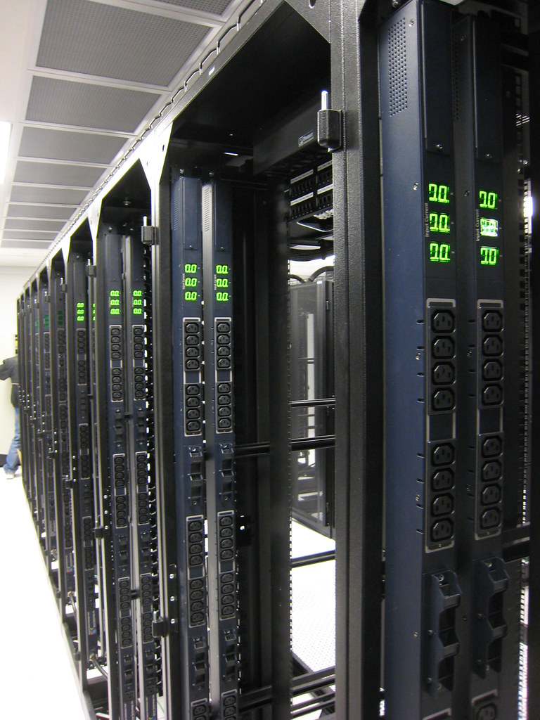 Salle de serveurs illustrant la modération automatisée des contenus