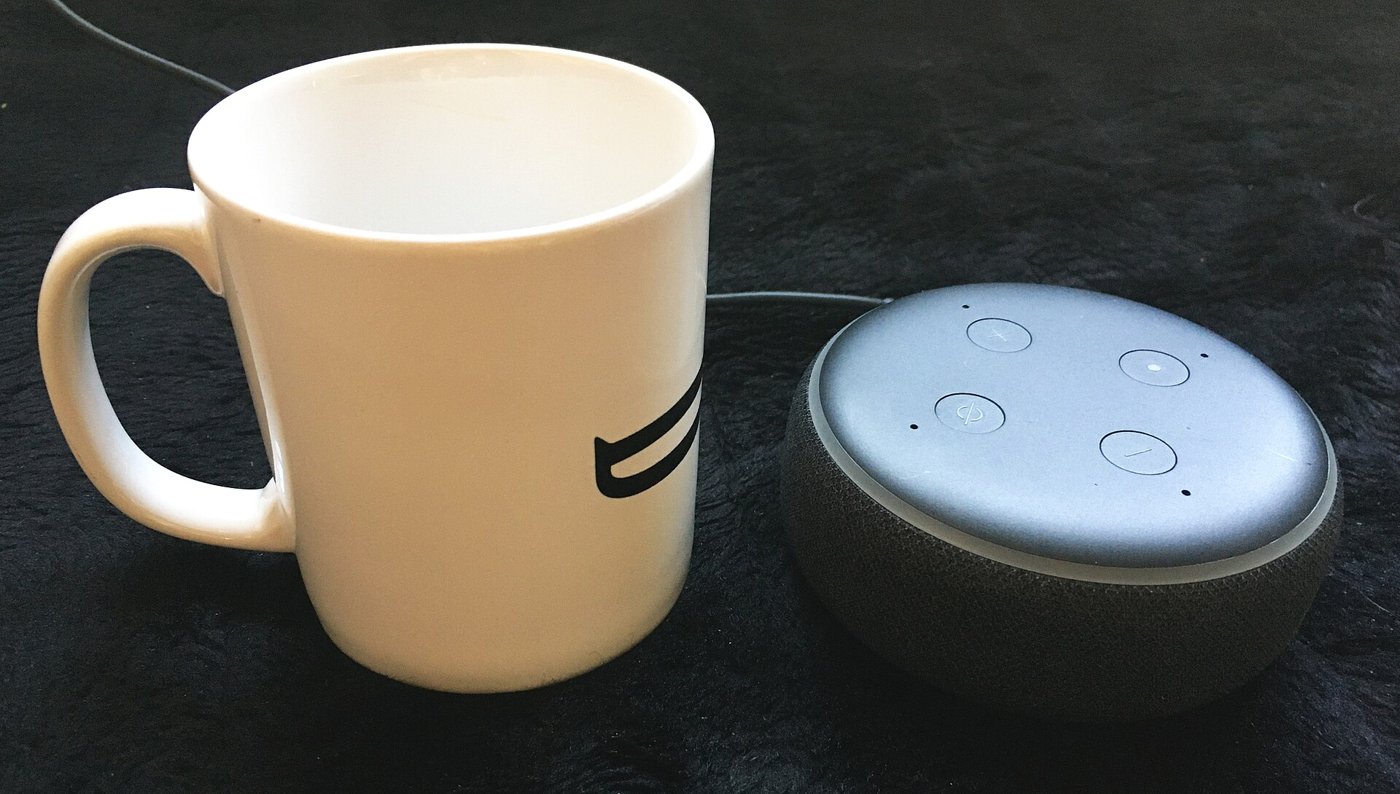 Assistant vocal domestique connecté posé sur une table, symbole de l'IA conversationnelle