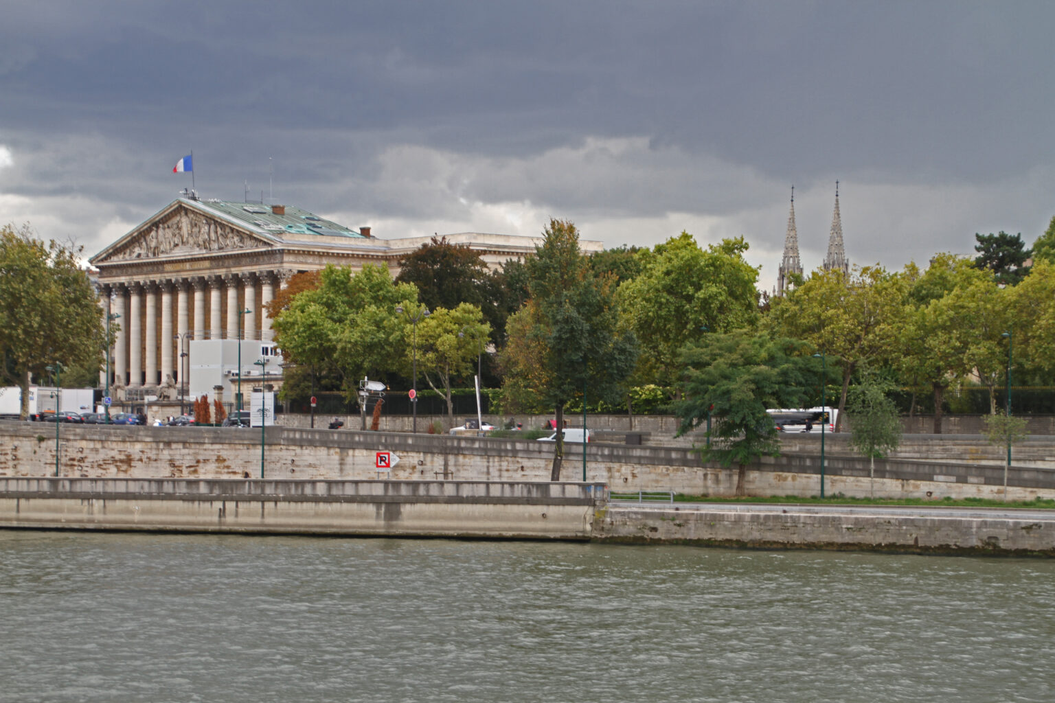 Le Palais Bourbon, siège de l'Assemblée nationale, vu depuis la Seine à Paris