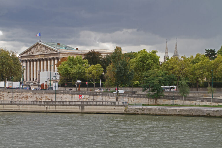 Le Palais Bourbon, siège de l'Assemblée nationale, vu depuis la Seine à Paris