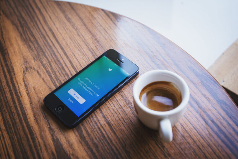 Personne consultant des applications de réseaux sociaux sur son smartphone