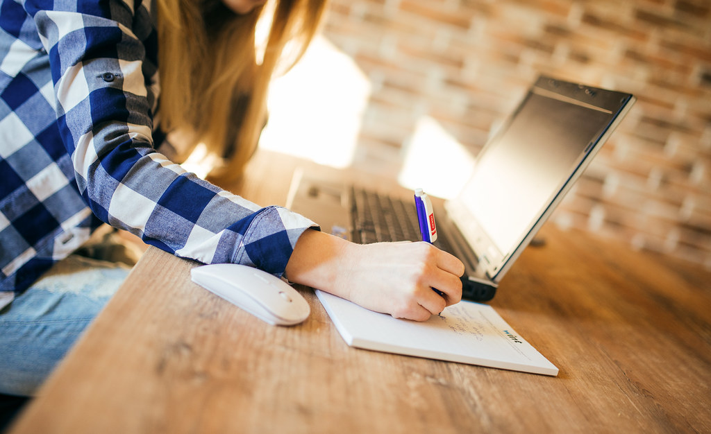 Une femme travaille sur un ordinateur portable dans un bureau