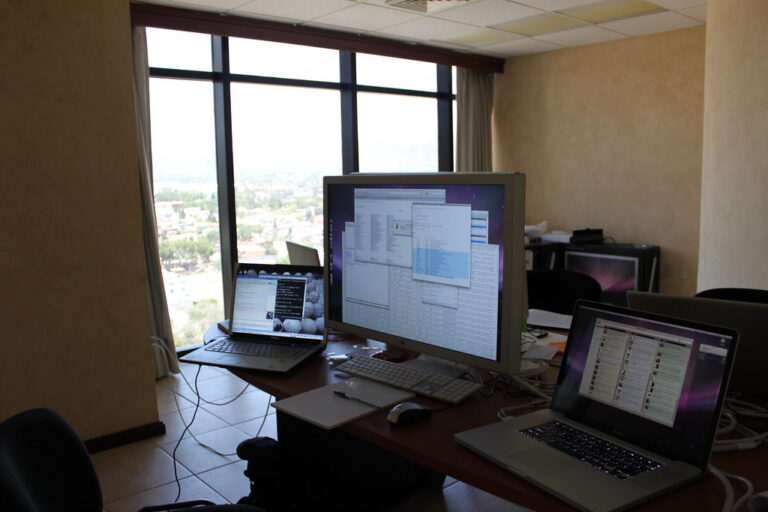 Personne consultant un fil de réseau social professionnel sur un ordinateur portable dans un bureau